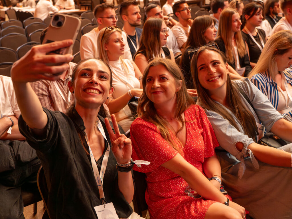 Agnieszka Gajda, Gosia Kwiecień i Paulina Konopka robiące selfie na publiczności semKRK#23 BIG. W tle inni członkowie zespołu Delante.