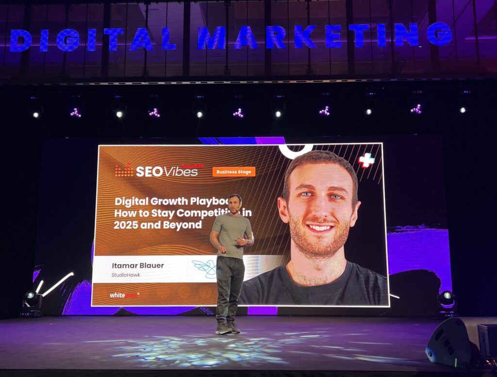 Itamar Blauer starszy dyrektor SEO w StudioHawk na konferencji SEO Vibes Summit by WhitePress
