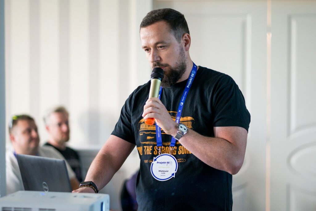 Mateusz Calik na scenie konferencji Projekt SEO
